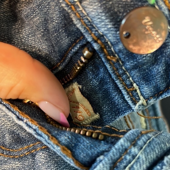 Vigoss Fiona Shorts Stretch Denim Size 26 Distressed Embroidered Hem & Pockets - Picture 14 of 14